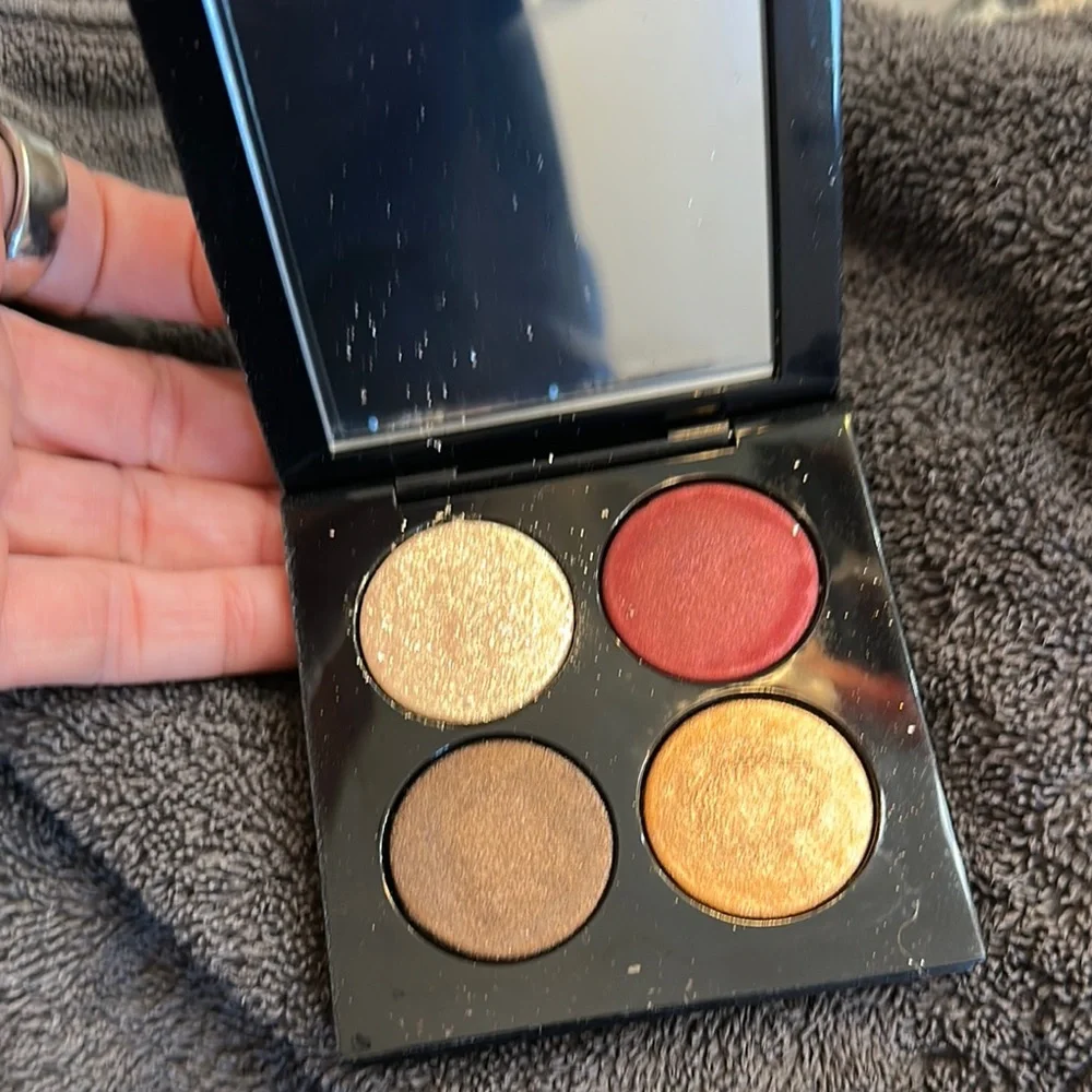 Elegant Black and Gold Eyeshadow Palette - Picture 2 of 4